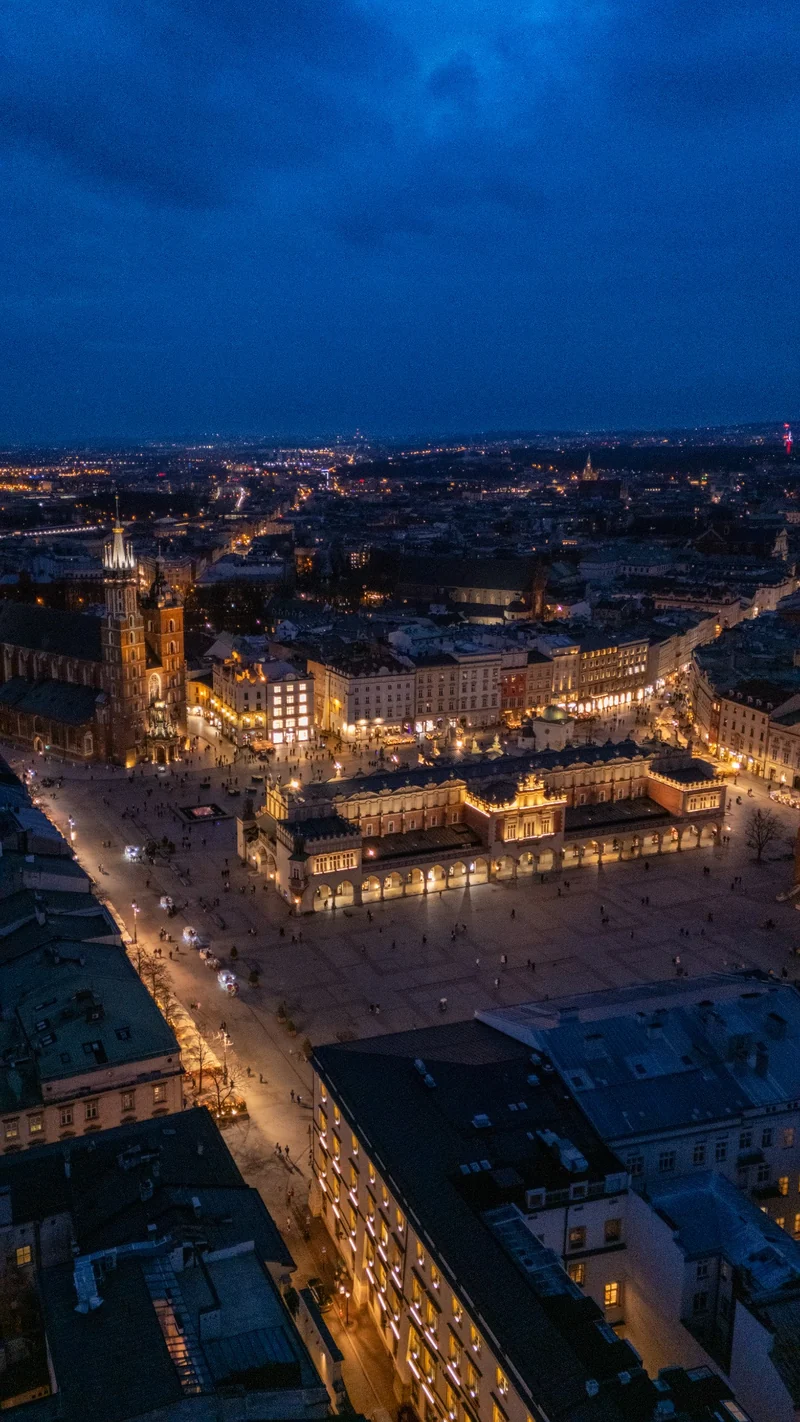 Rynek Główny i Sukiennice w Krakowie wieczorem