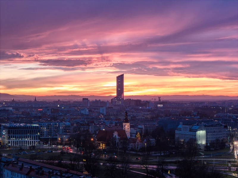 Panorama Wrocławia ze Sky Tower o zachodzie słońca