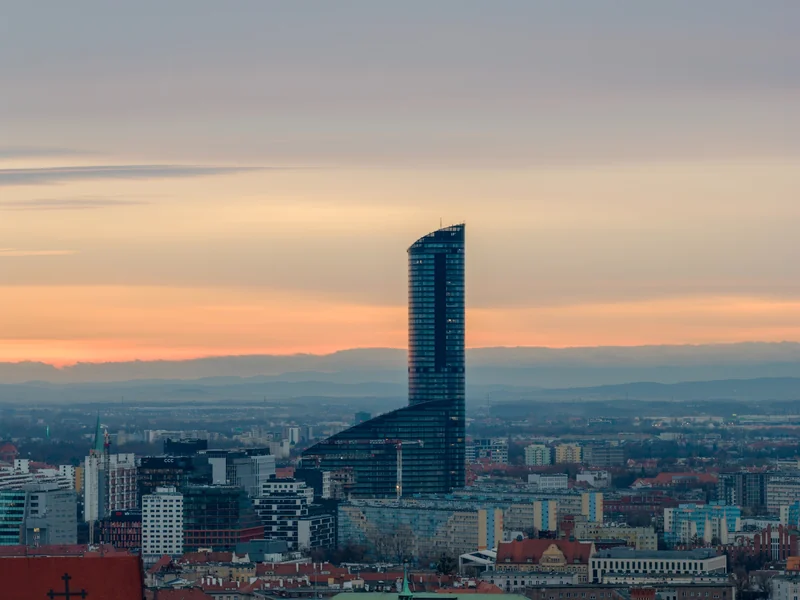Sky Tower nad panoramą Wrocławia — fotografia Arkadiusza Augusta
